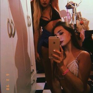 Meet your Posher, Adela